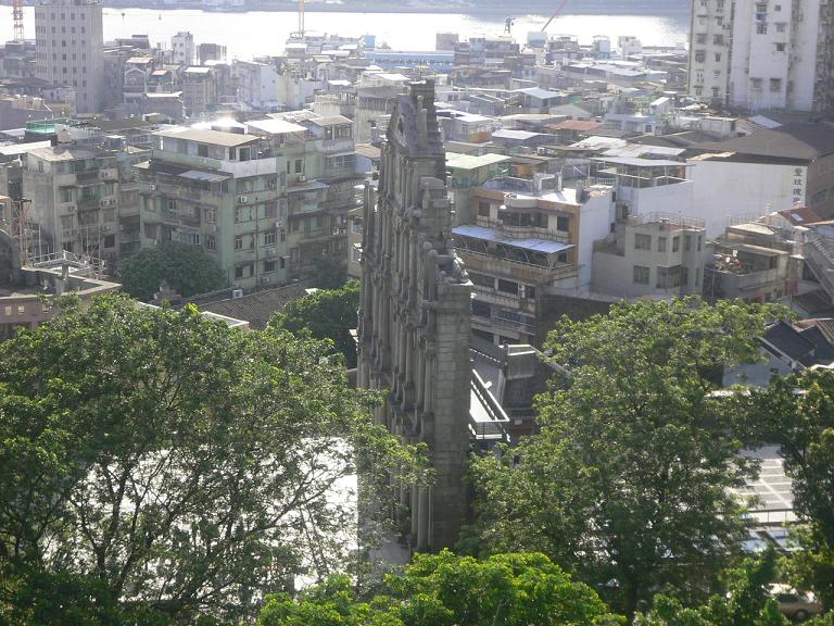 Ce mur d eglise a survecu a 1 accident aui date d environ une centaine d annee, toute l eglise a ete brulee en 1 nuit mais la facade est restee intacte