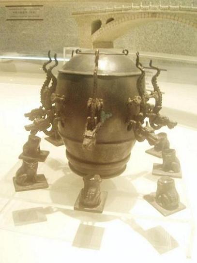 Vu dans 1 musee, apparemment c etait avec ca qu on previsualisait l arrivee des tremblements de terre... :S