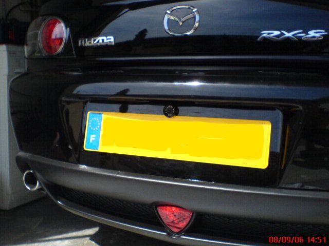 Juste au dessus de la plaque d'immat, qui a du etre legerement coupé avec la scie cloche! Camera inclinée grace au support fourni