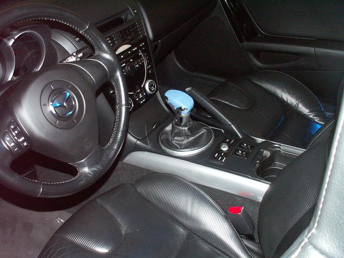 les led se reflétent sur les siéges et l'insigne mazda du volant ...