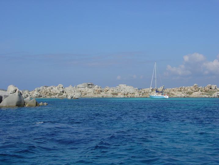 Les îles Lavezzi entre la Corse et la Sardaigne (environ 10 kms de chaque)