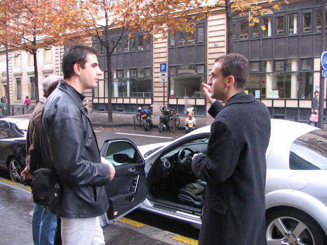dernieres recommandations au nouveau proprietaire :&quot;n'oubliez pas les appels de phares !&quot;
