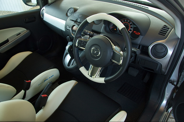 Mazda_2_12.jpg