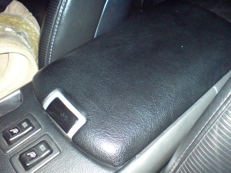 console avant avec liseret gris et bouton laqué (sale sur la photo, mais la voiture est dans un etat)