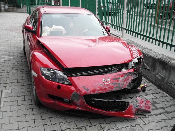ma voiture après l'accident que j'ai eu pour sauver un chien...