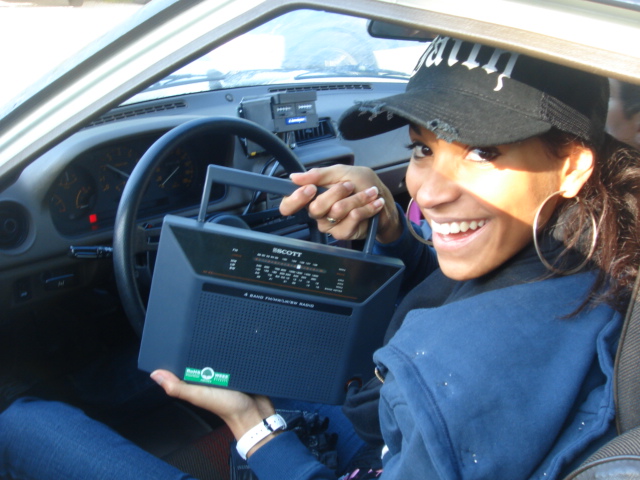 Leslie , doit investir dans un auto radio !
<br />Cindy à été obligé d'acheter un transistor!!