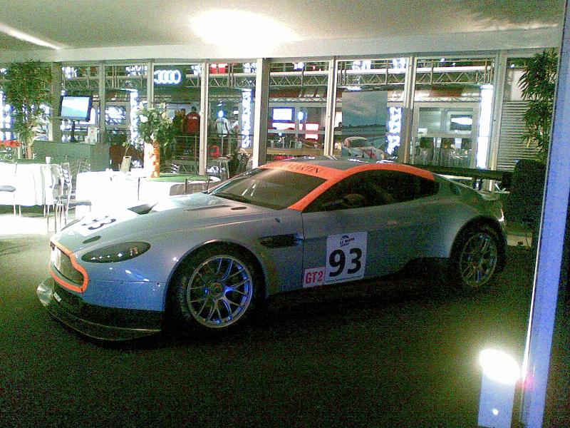 V8 Vantage Racing dans la loge Aston, logiquement à moteur V12 pour la future version de série !!