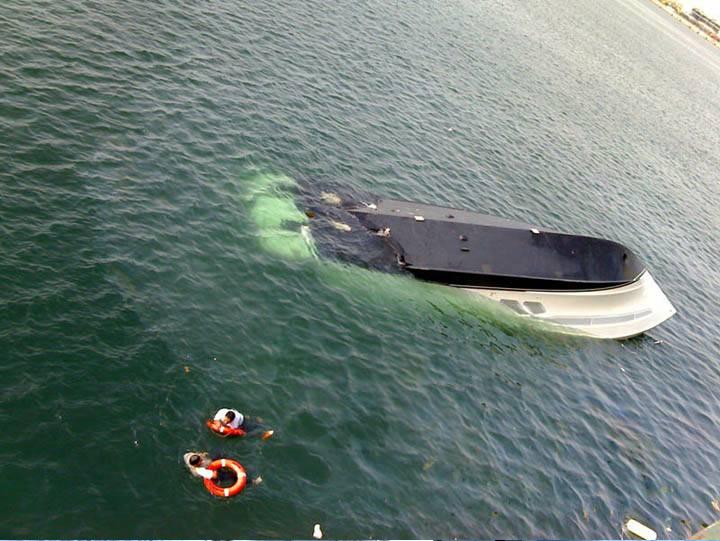 Observer le bateau de vos rèves à l'envers coulant dans le port, accompagné des deux représentants du fabricant juste avant la signature finale d'acquisition...
<br />
<br />CELA N'A PAS DE PRIX !