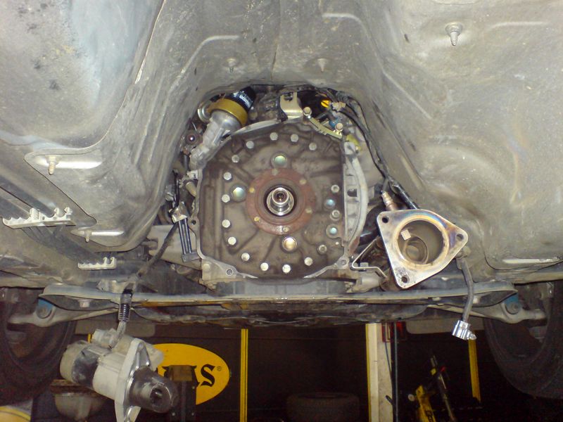 voila donc le moteur débarrasser de son volant moteur et du système d'embrayage