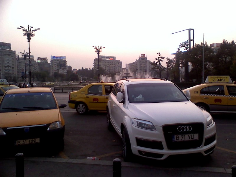 Place Unirii, bon ok c'est un Q7, mais je crois que j'en ai jamais vu autant... pleins de BMW X6 aussi..