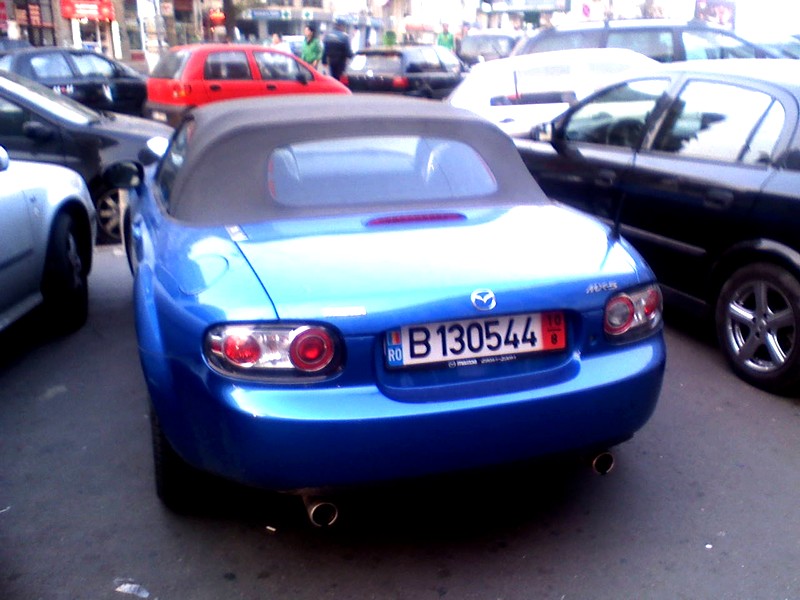 Une petite mx-5 ... j'adore cette voiture !