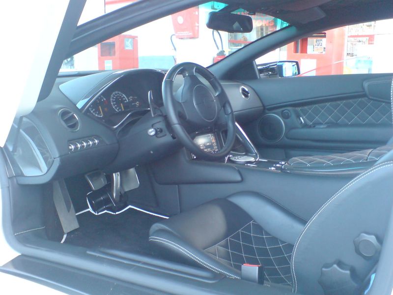 l'interieur en full carbone, un poil too much quand meme.