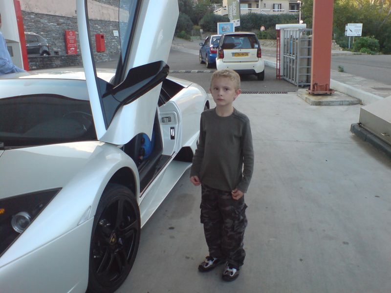 mon fils encore abasourdi par la sonorité du bestiaux