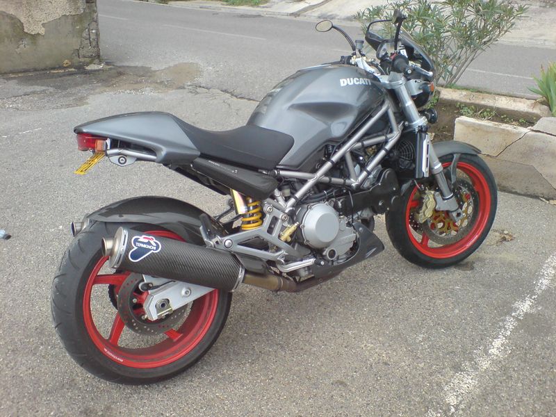 ducati s4, la je confirme, au ralenti tu a l'impression que tu va tout prendre dans la tronche, et a la première accélération, tu prend tout dans les bras et le c...