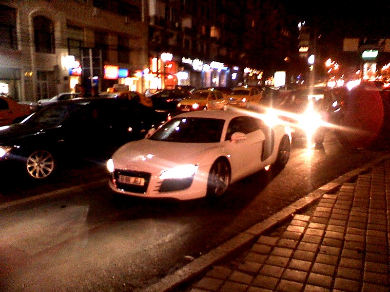 R8.. le type voyant que je le prenais en photo a fait un beau départ après !
