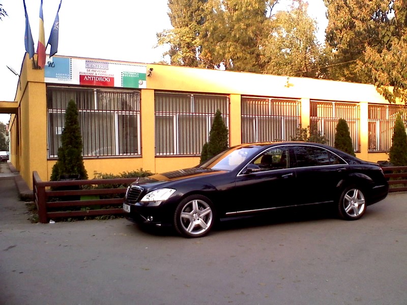 Une S63 AMG, garée devant le centre Anti-drogue, juste en bas de chez moi...