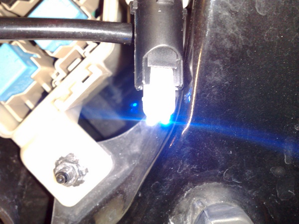 une led bleue, une led blanche