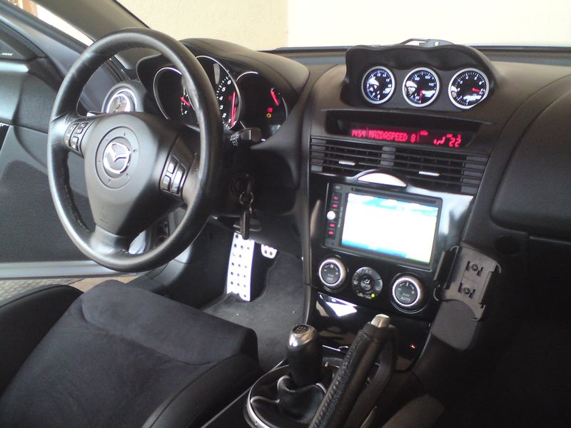voila le poste installer, je n'est pas choisi volontairement un double din motoriser, car je voulait un montage qui fasse origine avec un lecteur accessible, et un poste intégré, et non pas affleurant (la face est courbé cela aurit fait moche)