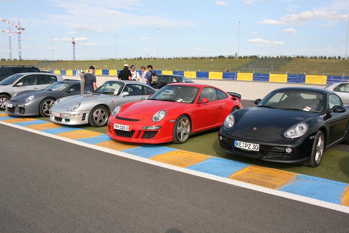On a retrouvé sur notre parking les Ruf qui nous ont doublé sur l'autoroute ^^