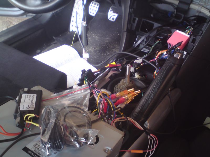 quoi, c'est un vrai spaghetti, mais au final tout tourne gps, telephone, ipod, ...
<br />heureux