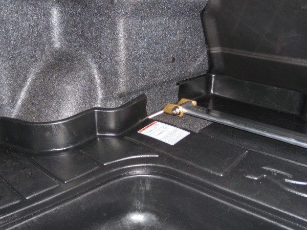 Voici l'attache coté conducteur. Là où je ne suis pas très fier, c'est la découpe du caoutchouc autour de l'attache. J'ai pas pris de mesures, du coup, j'ai coupé bien trop large...:(