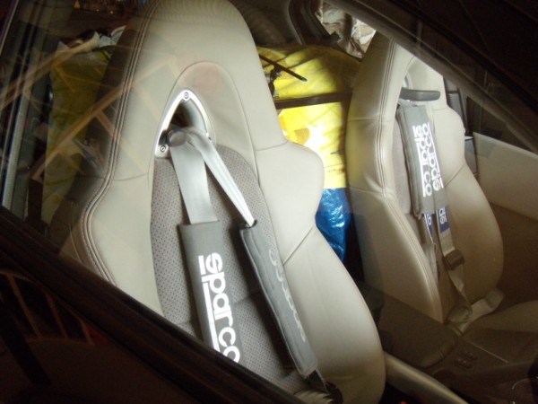 vu de coté, les roues sont posées 2 par 2 sur chaque siège. Posées dans des sacs ikéa et le tout protéger avec mes serviettes de plage!!