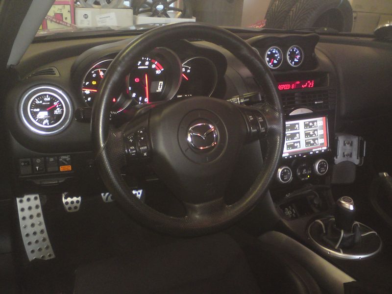 une photo de l'interieur avec les 6 moniteur digitaux du hks