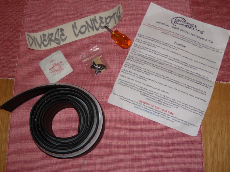 Et voici le kit complet : lame, notice, qq vis, un tourne vis, une lingette alcool pour dégraisser...