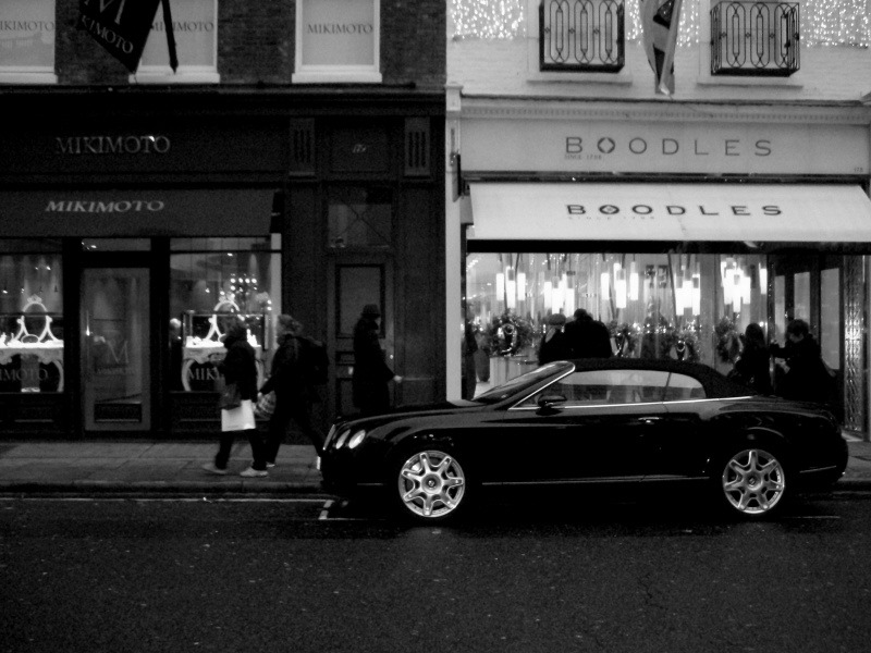 Dans une rue où les boutiques ne vendaient rien en dessous de £4000 ... (Bulgari, Breguet, Cartier, Chanel...)