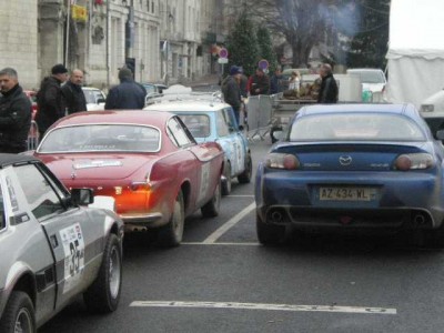 IMGP8322b.jpg (86.35 Kio) Consulté 2776 fois un parking hétéroclite: mini cooper S, Volvo, Fiat X1/9<br />la volvo marchait très fort