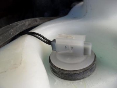 SAM_0230.JPG (36.37 Kio) Consulté 1898 fois la sonde de niveau (vue de dessous le vasse)