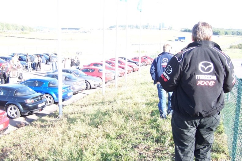Rassemblement sur le parking
<br />(vous avez vu les blousons!!!)