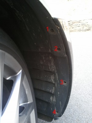 Passage de roue.jpg (207.82 Kio) Consulté 25303 fois 4 vis au moins a enlever des deux cotes de la belle ;-)