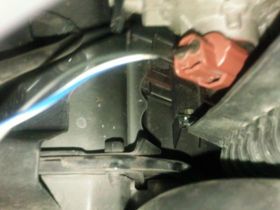 490925prise_RX8.jpg (192.73 Kio) Consulté 25092 fois La prise et son fils électrique bien moins tendu.