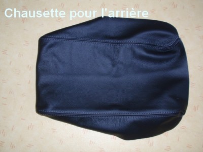 Chaussette Arriere.JPG (161.85 Kio) Consulté 12499 fois La pièce de cuir pour l'accoudoir arrière; telle une chaussette qui s'enfile par le devant de l'accoudoir