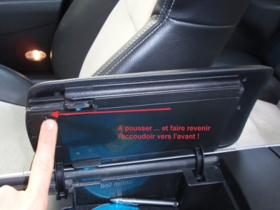 Picot Accoudoir Avant.JPG (168.76 Kio) Consulté 12495 fois Le picot à pousser à fond avant de ramener le tout vers l'avant.