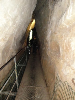 Visite de la grotte après avoir bien mangé (difficile :D). You youuuuuuuuuu qui qué là ?????????