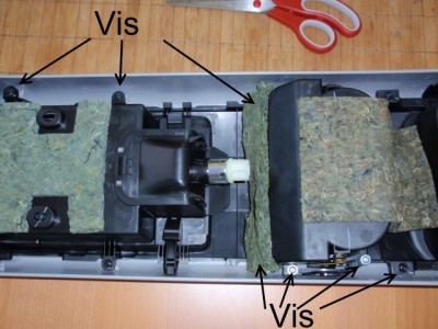 Emplacement Vis Console centrale en dessous 2.JPG (133.59 Kio) Consulté 20063 fois Certaines sont cachées sous la "laine isolante"