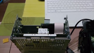 la carcasse de l'autoradio qui doit se loger dans la boite à gants
