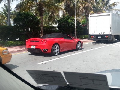 Ferrari, comme on en voit beaucoup à Miami. Et je regrette avoir raté la Rolls bi-colore en jantes de 24' qui a fait un burn au feu rouge...