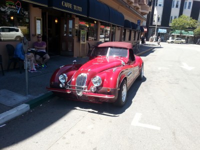 Croisé à Sausalito. Une Jag XK150 version Tuning West Coast...
