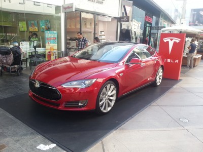Concessionnaire TESLA proche de l'Hôtel à Beverly Hills. Amusant d'avoir un grand coffre à l'avant et à l'arrière. Et le tableau de bord est un immense écran tactile.