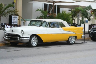 Une Chevy '57 garée sur Ocean Drive, à Miami.