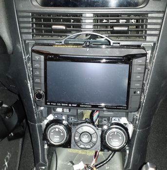 Vue sur l'autoradio et le module clim.