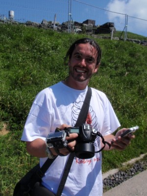 L’organisateur qui poste sur le fofo, FB, filme et photographie... bref Zen le gars mais équipé !