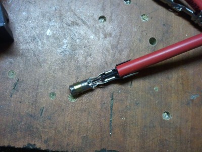avant le sertissage du deuxieme coté, n'oublier pas d'inserrer les capuchon d'etanchéité et de couder les partie pervue pour l'insertion du capuchon de bougie.