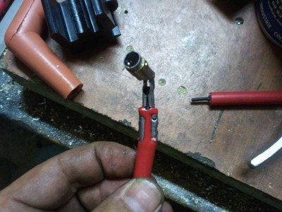 une fois sertie vous devez obtenir a peut prés cela.<br />pour l'autre coté, réferer vous a nouveau au recommandation msd, et n'oublier pas d'utiliser de la graisse /wd pour aider la l'insertion des capuchon/manchon sur les embase de bobines/bougies, car vous aller constater que ce n'est absolument pas facile de faire glisser et etancher le tout.<br />avec le recul et vue ma mesaventure, je conseil aussi de bloquer les capuchon de bobines avec un collier rislan.