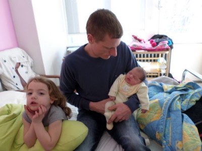 Ici, Leelou 3ans, Lara 2 jours, Moi 30 ans, (je suis au milieu...)