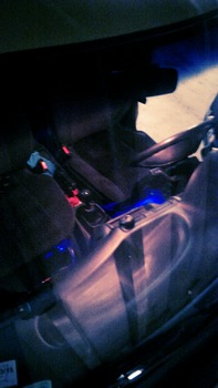 Petite personnalisation sous les fauteuils avant 2 minis rampes leds bleus je sais pas si on voit bien mais ça vous donne une idée de la bête