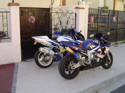 mon 2eme R6 avec le Gsxr de mon meilleur pote :) (argh quand on voit le résultat après l'accident :( )